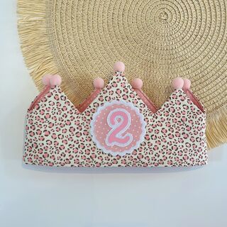 Corona de cumpleaños de tela leopardo rosa con interior topos rosa